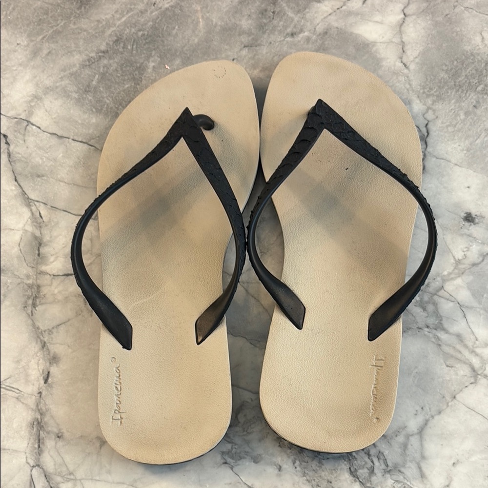 Ipanema Women's Black Flip Flops